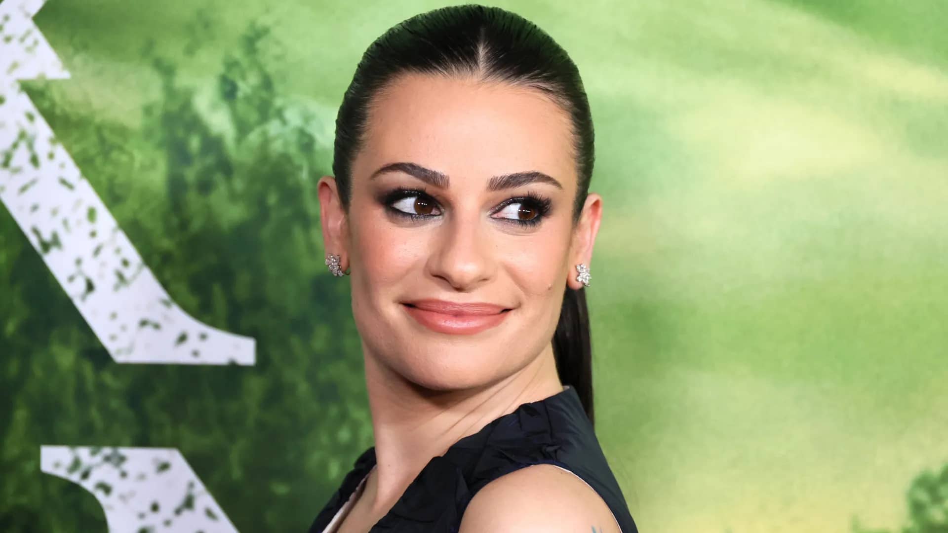 Lea Michele rebate teoria de que não sabe ler e desabafa sobre ódio na internet